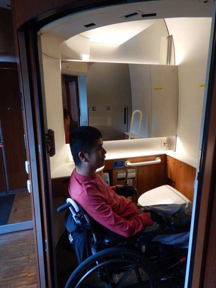 nice big accessible bathroom on the Romancecar